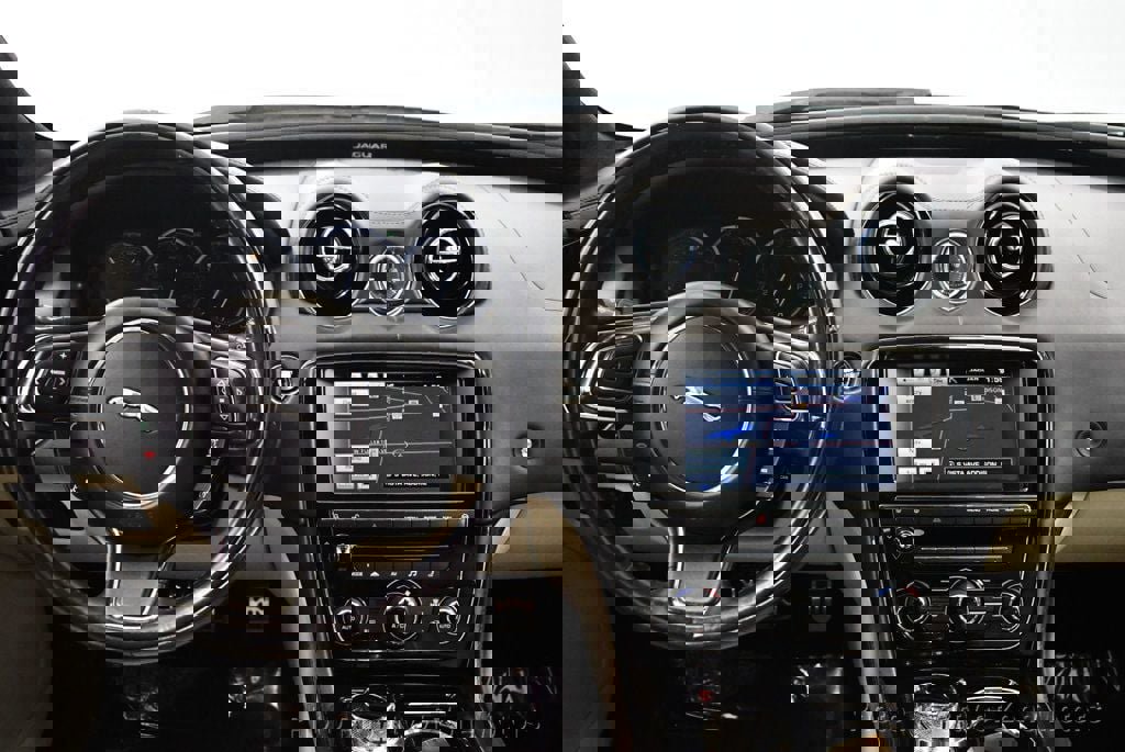 Used 2015 Jaguar XJ image 29