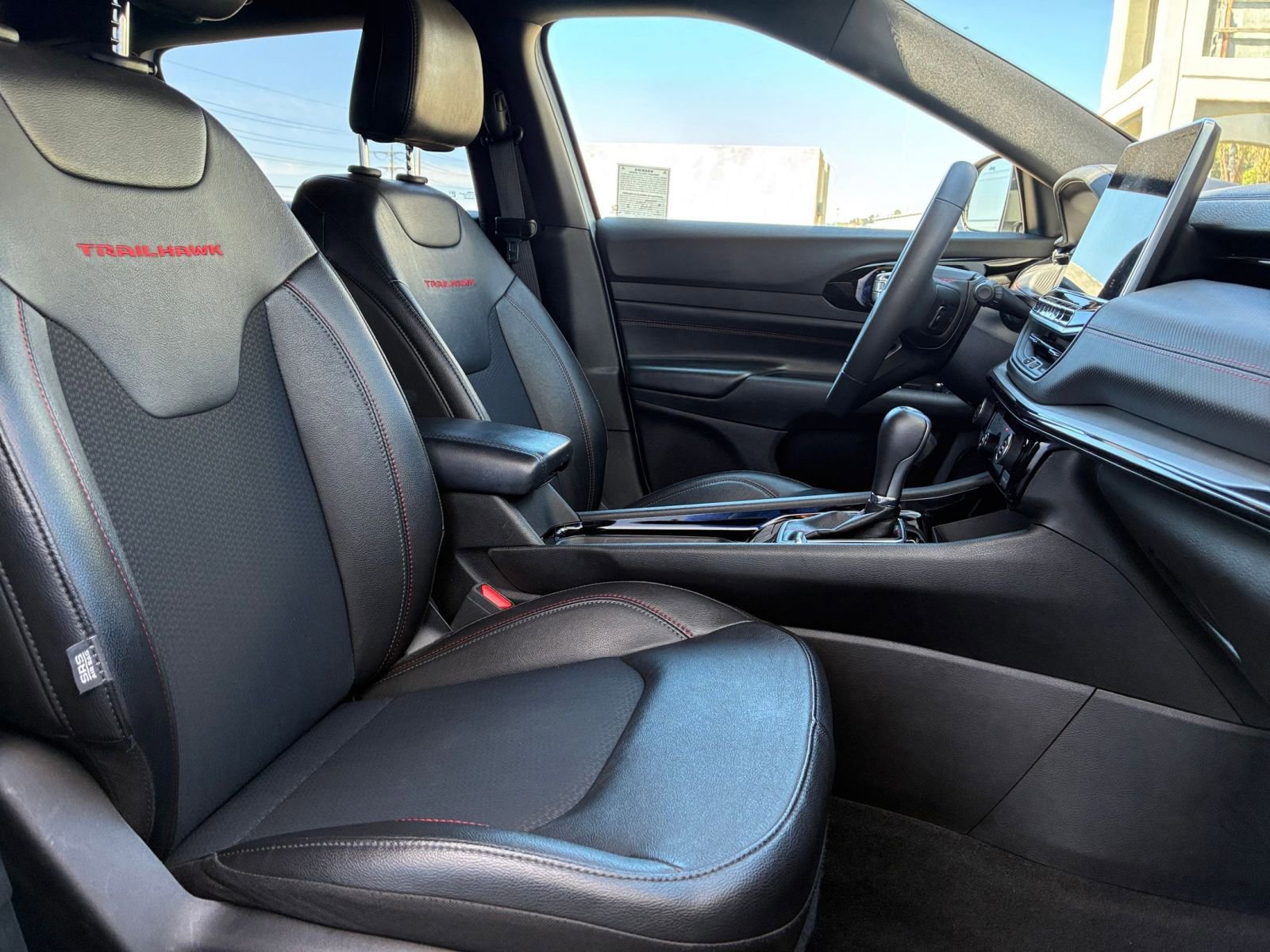 Used 2025 Jeep Compass Trailhawk image 35