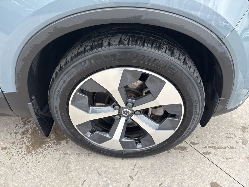 Certified 2023 Volvo XC40 B5 Plus w/ Protection Package Premier AWD/4WD image 12