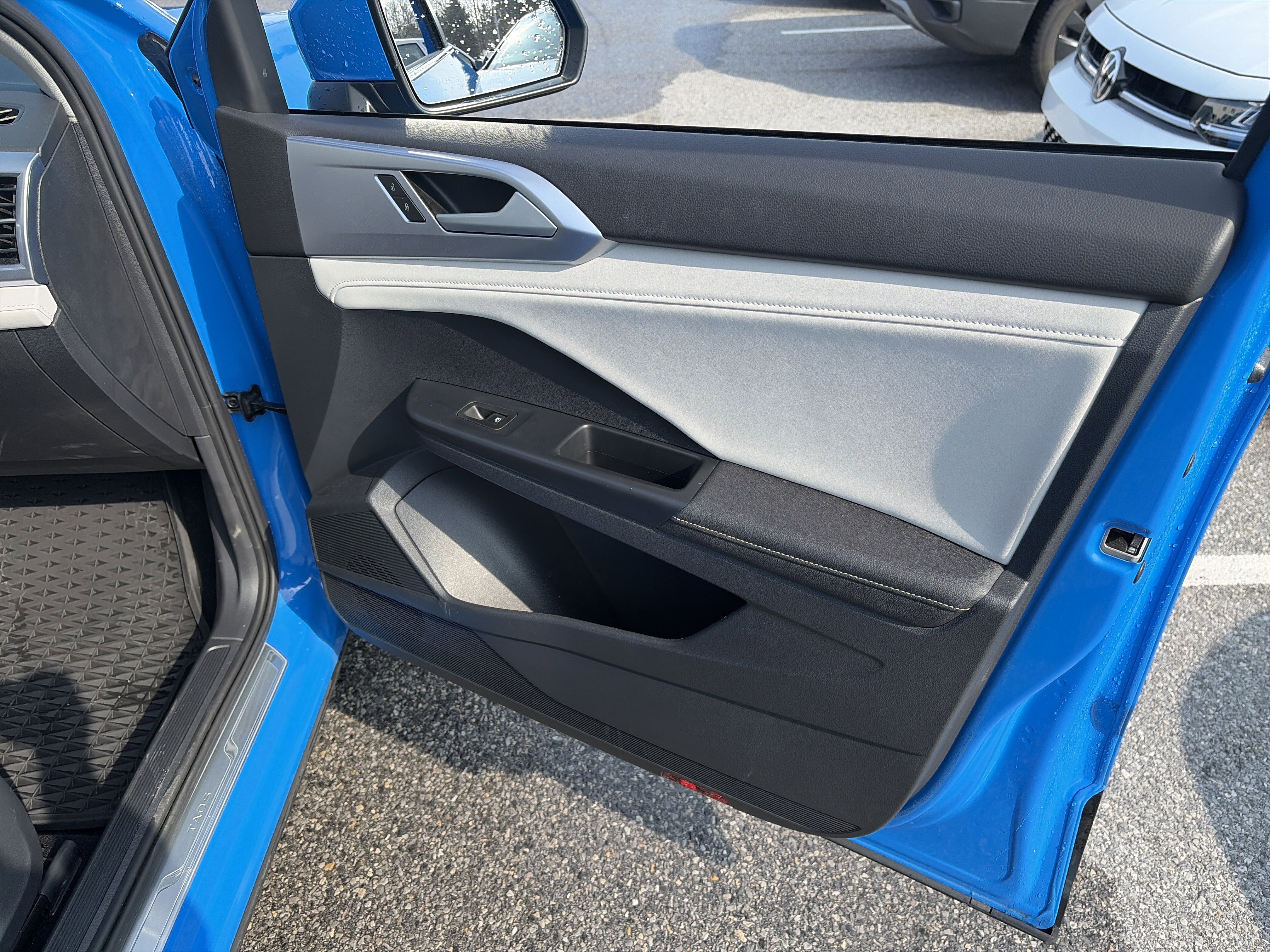 Certified 2025 Volkswagen Taos SE image 21