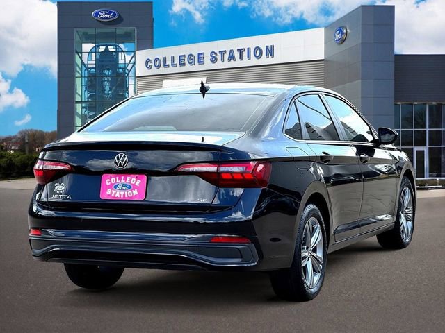 Used 2023 Volkswagen Jetta SE w/ Panoramic Sunroof Package FWD image 4