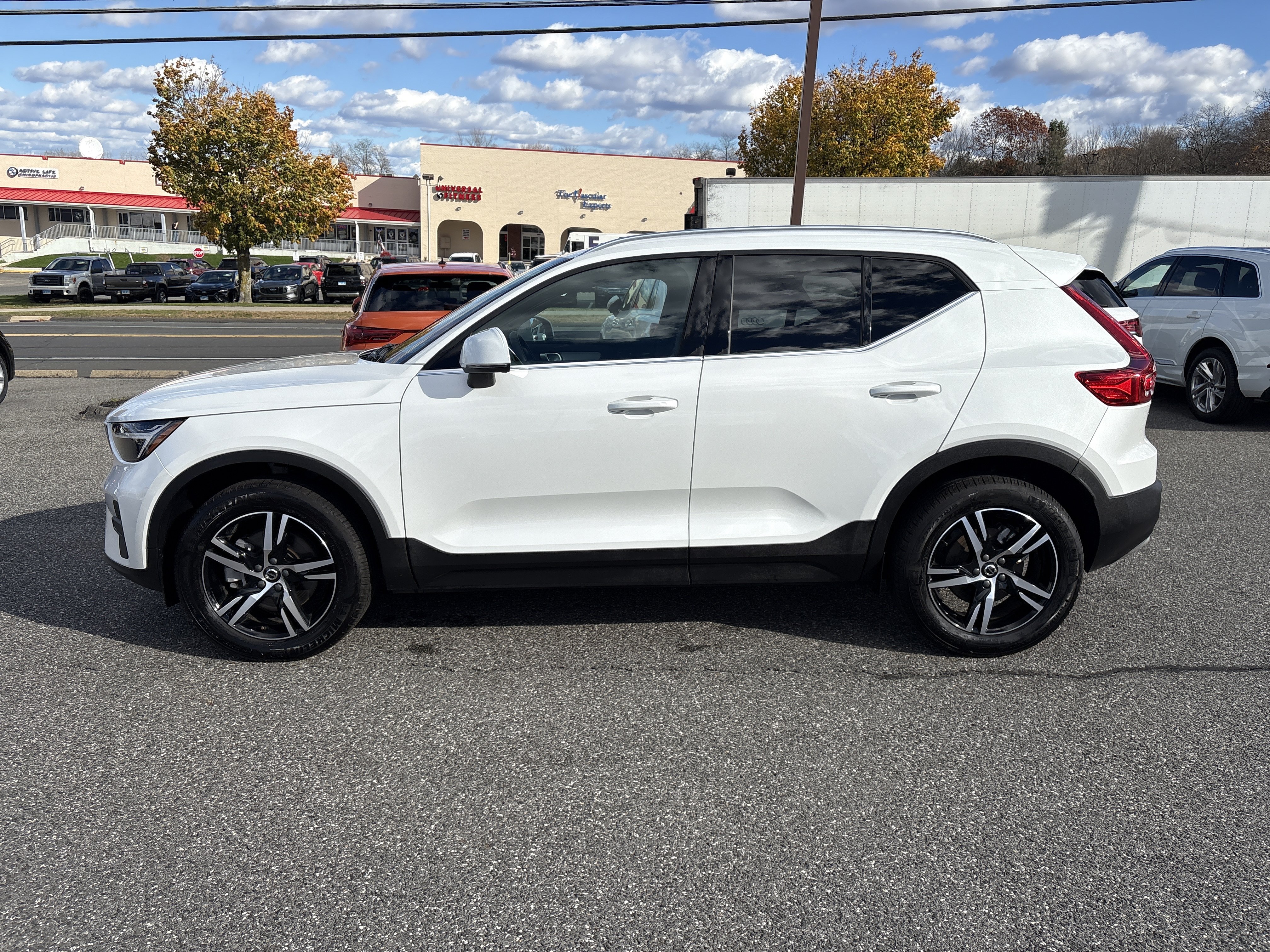 Certified 2025 Volvo XC40 B5 Core AWD/4WD image 4