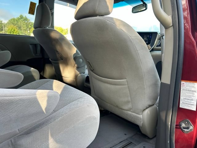 Used 2015 Toyota Sienna LE FWD image 46