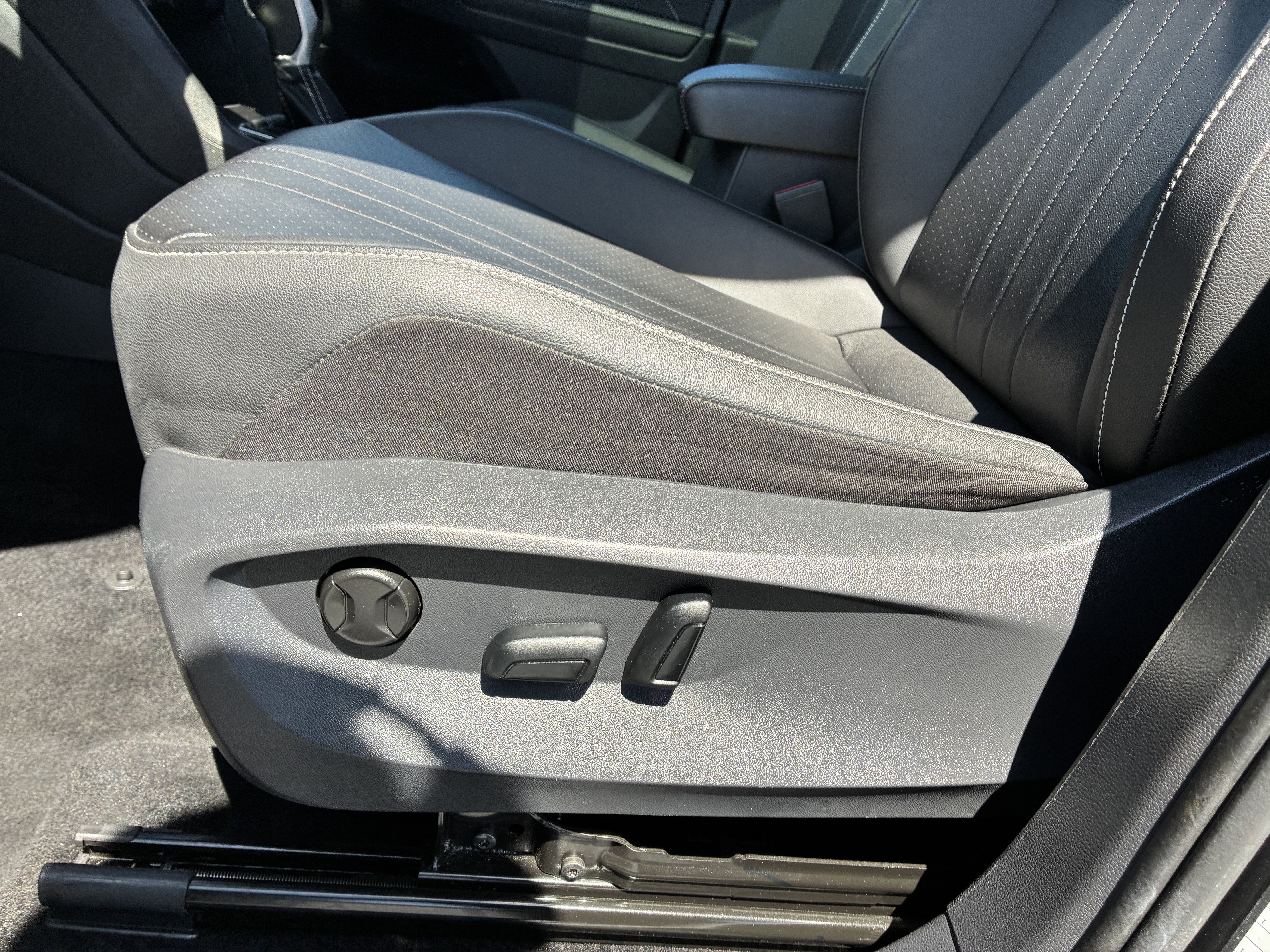 Used 2024 Volkswagen Tiguan SE FWD image 25