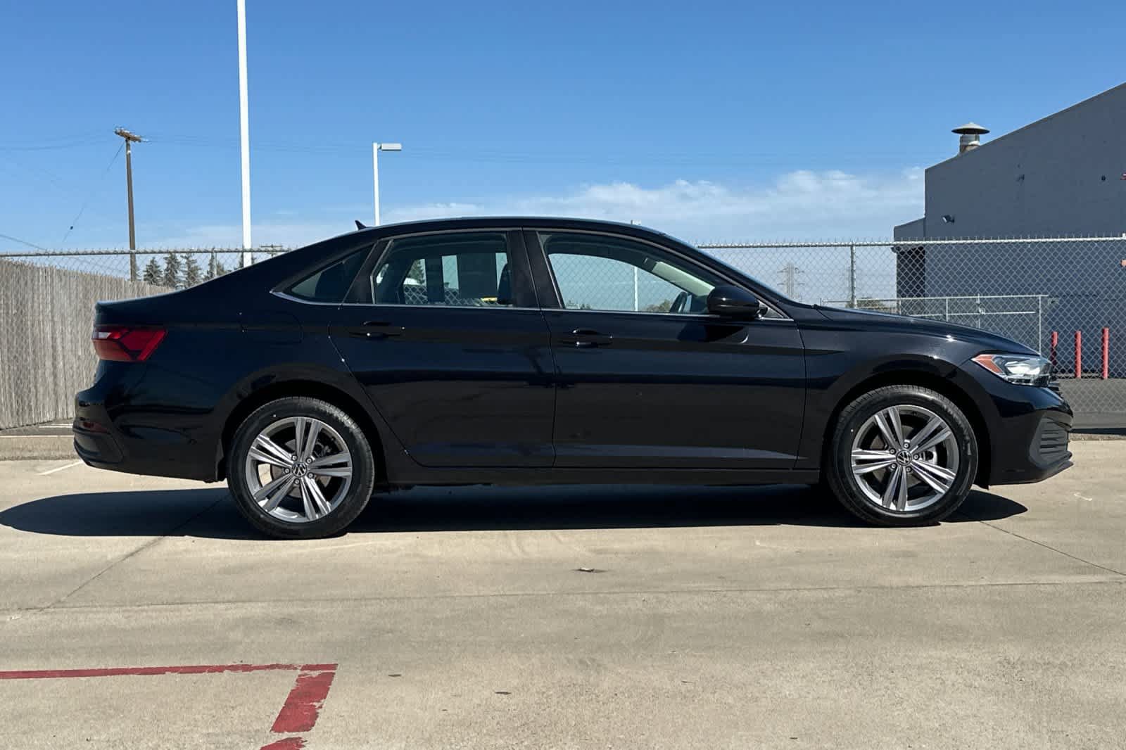 Used 2024 Volkswagen Jetta SE FWD image 2