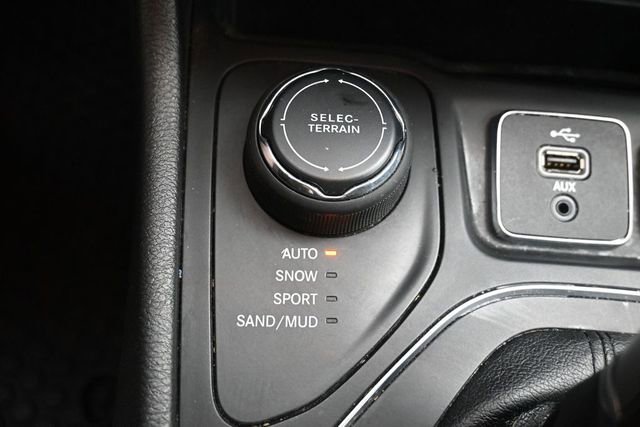 Used 2019 Jeep Cherokee Latitude w/ Cold Weather Group AWD/4WD image 29