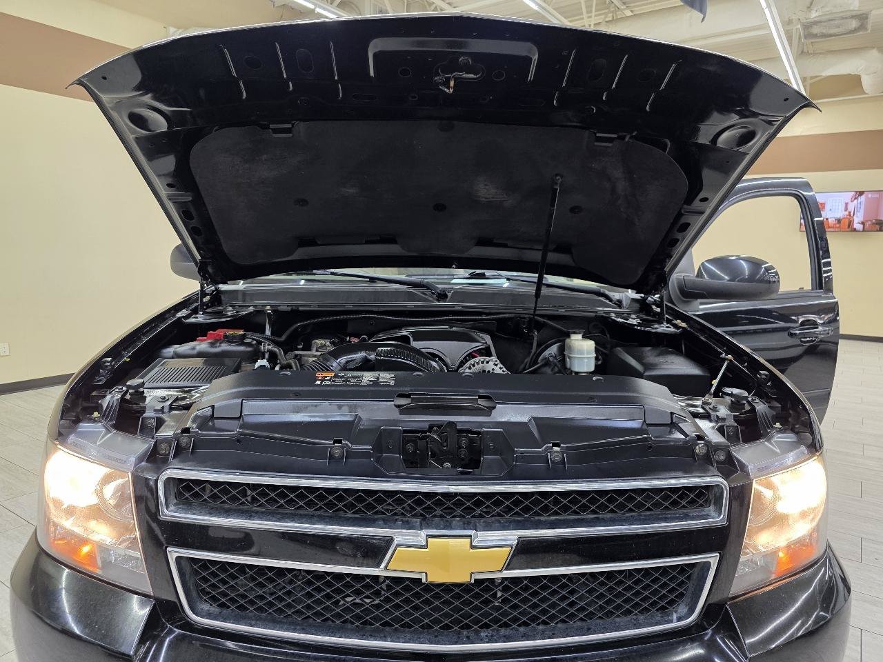 Used 2013 Chevrolet Suburban LT RWD image 42