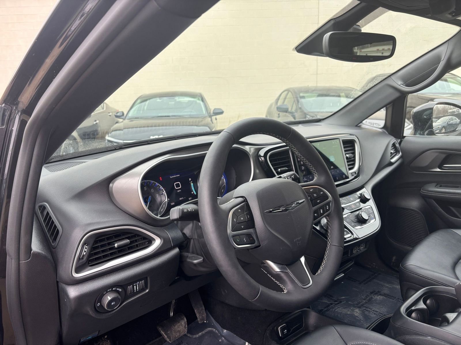 Used 2025 Chrysler Pacifica Select image 37