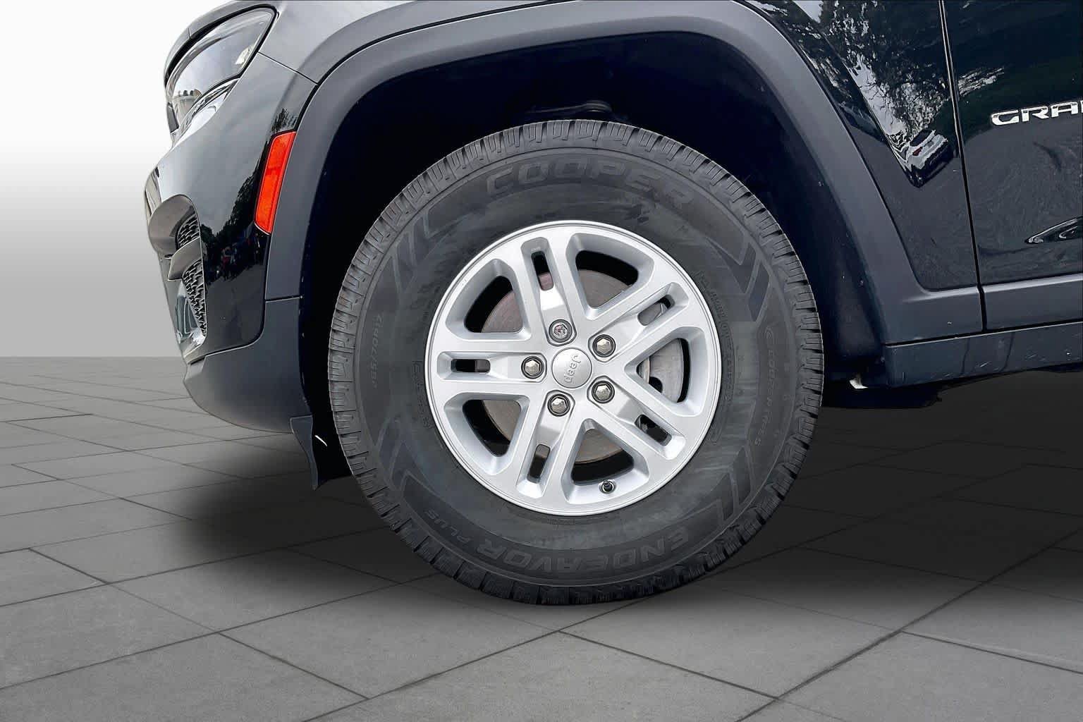 Used 2023 Jeep Grand Cherokee Laredo AWD/4WD image 10
