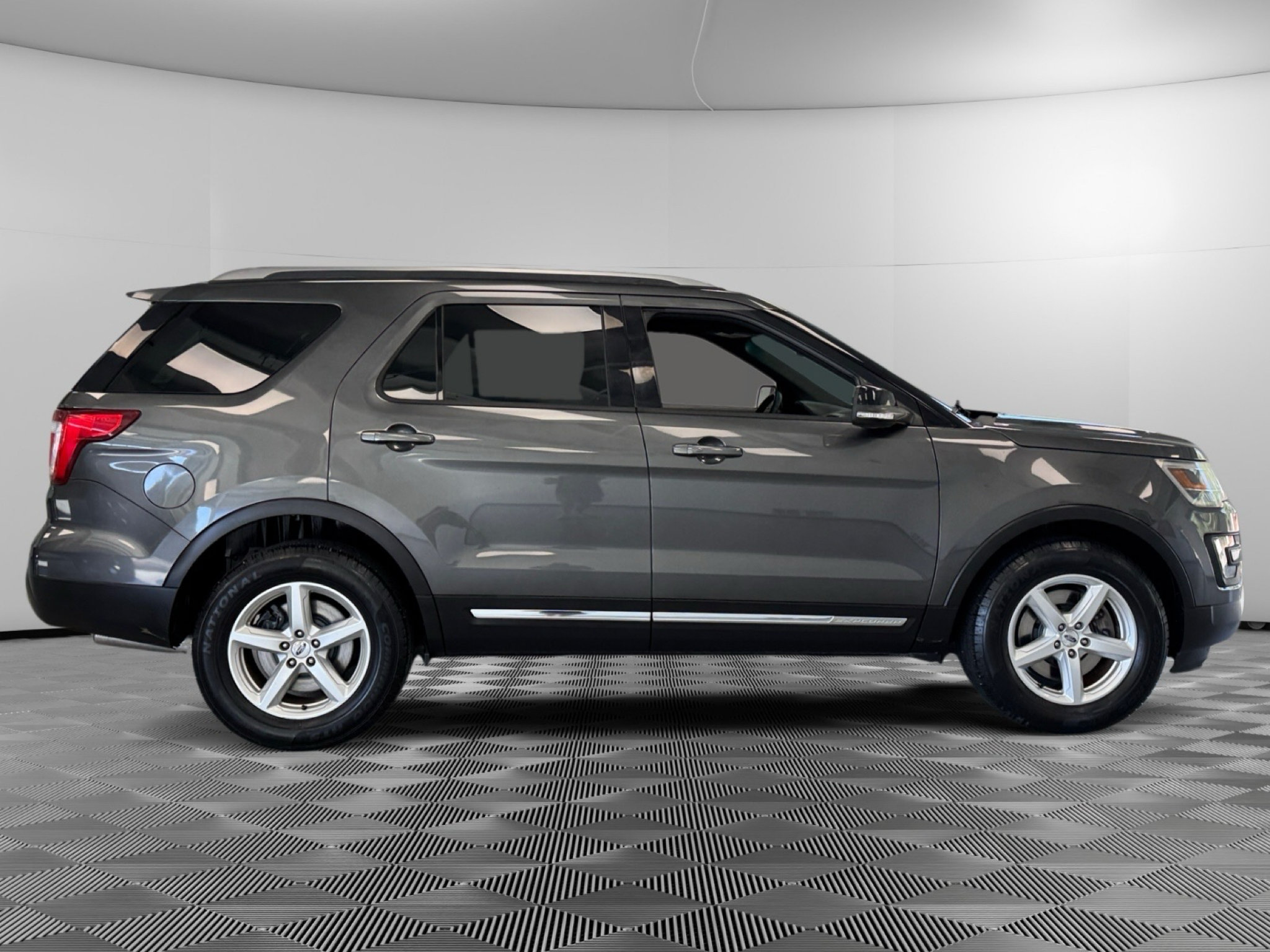 Used 2016 Ford Explorer XLT w/ Equipment Group 202A AWD/4WD image 9