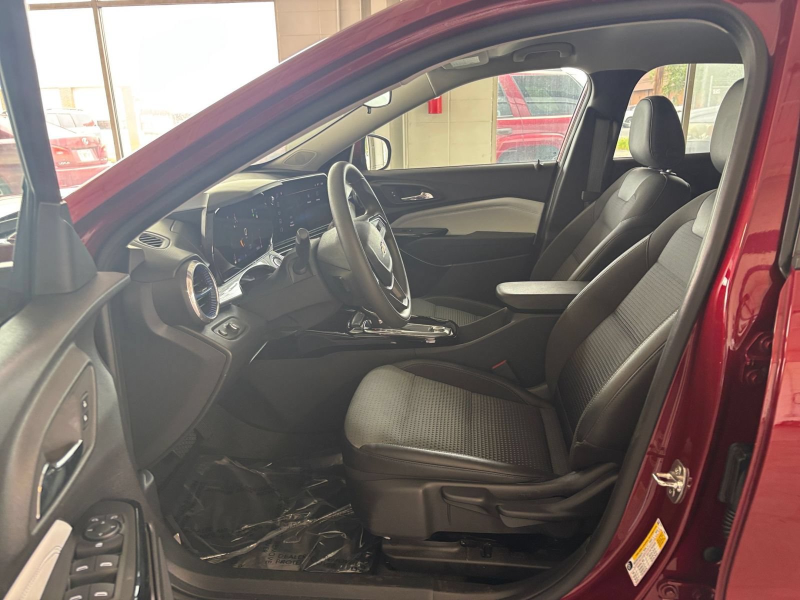 Used 2025 Chevrolet Trax LT FWD image 27