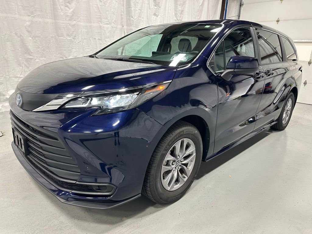 Used 2025 Toyota Sienna LE FWD image 3