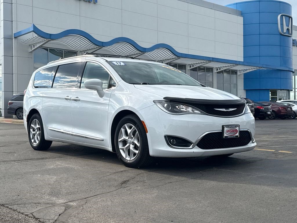 Used 2017 Chrysler Pacifica Touring-L w/ Tire & Wheel Group FWD image 3