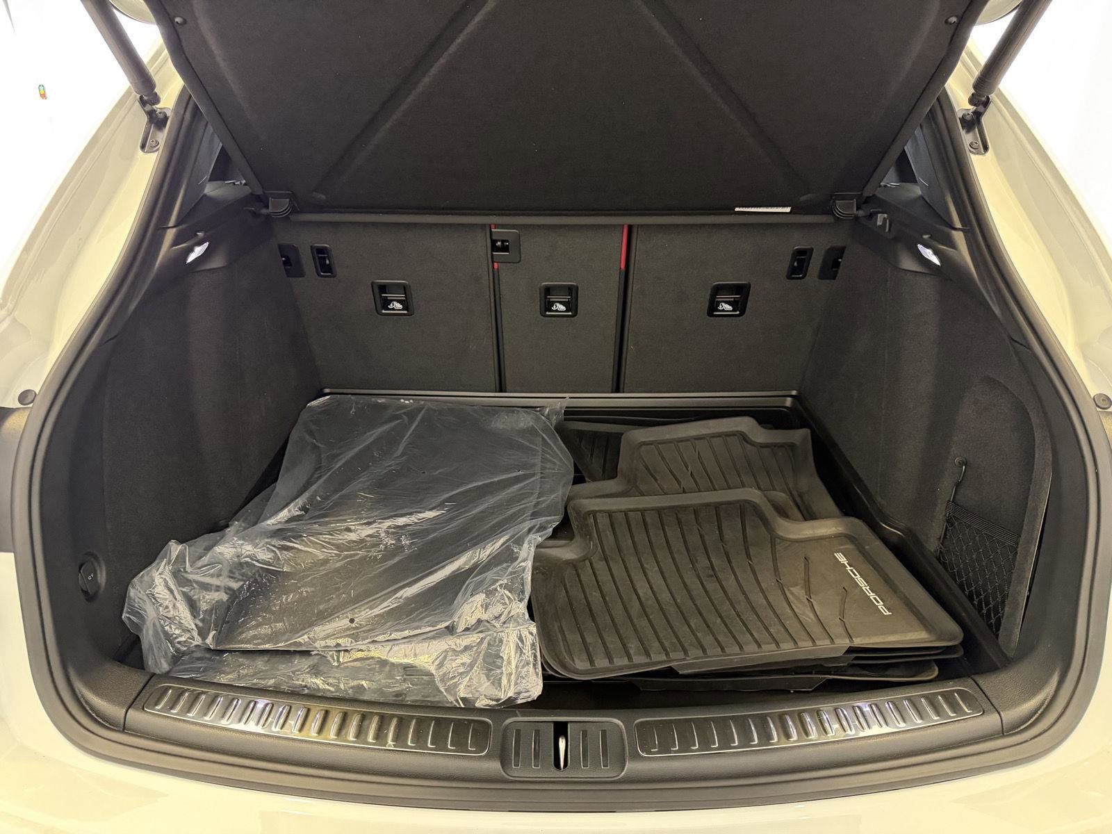 Used 2025 Porsche Macan image 28