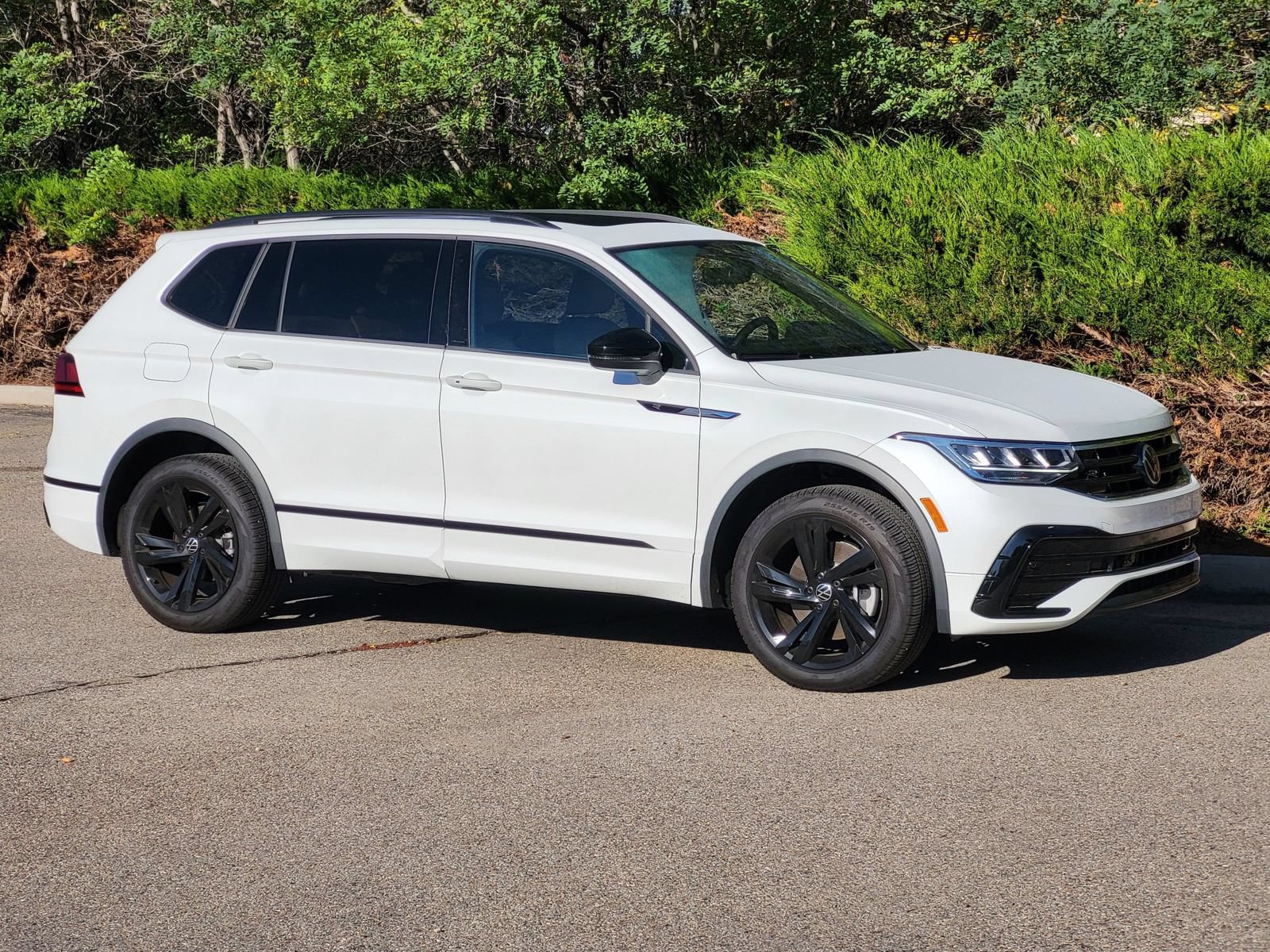 Used 2024 Volkswagen Tiguan SE R-Line w/ MDO Package, Two-Row AWD/4WD image 3