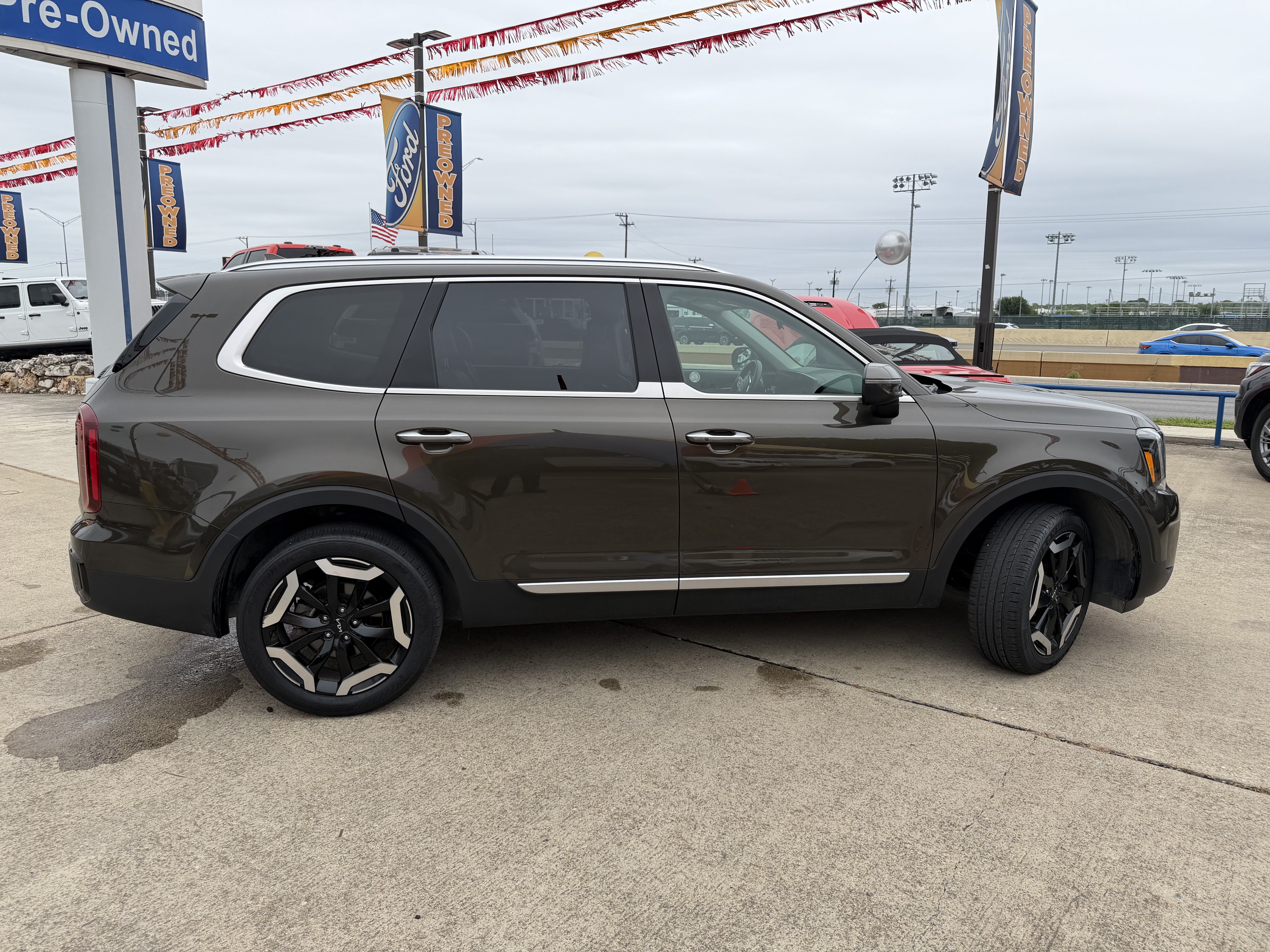 Used 2025 Kia Telluride S FWD image 4
