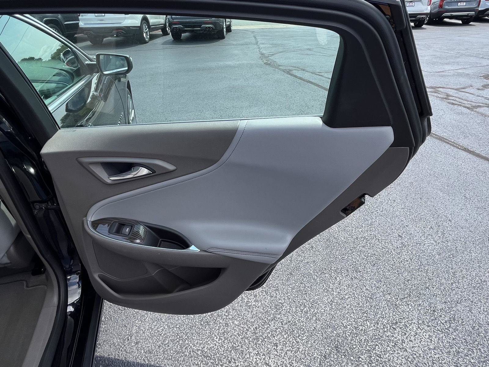 Used 2018 Chevrolet Malibu Premier w/ Premier Sun and Wheel Package FWD image 28