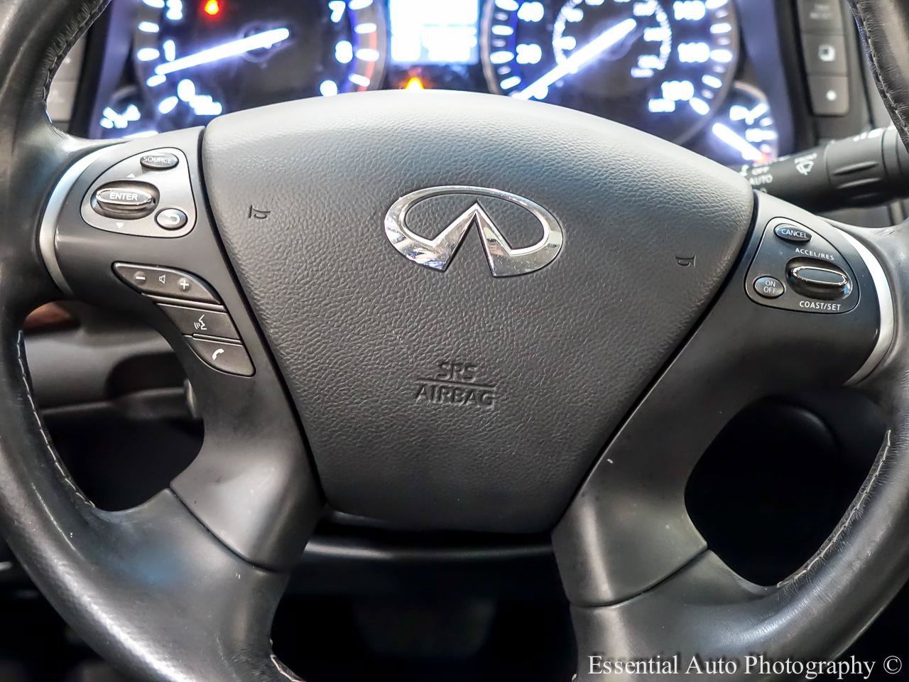Used 2015 INFINITI Q70 L 3.7 w/ Deluxe Touring Package AWD/4WD image 19