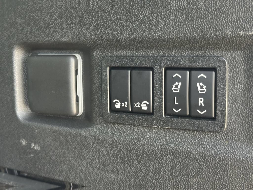 Used 2022 GMC Yukon SLT w/ SLT Premium Package AWD/4WD image 41