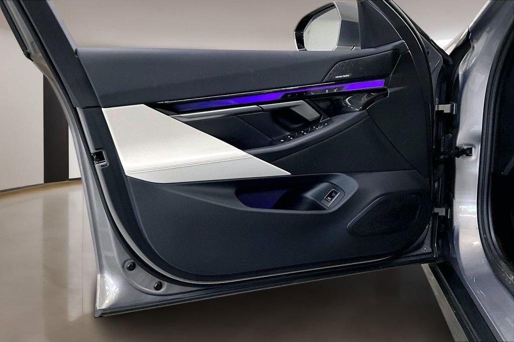 Used 2025 BMW i5 xDrive40 w/ Premium Package image 18