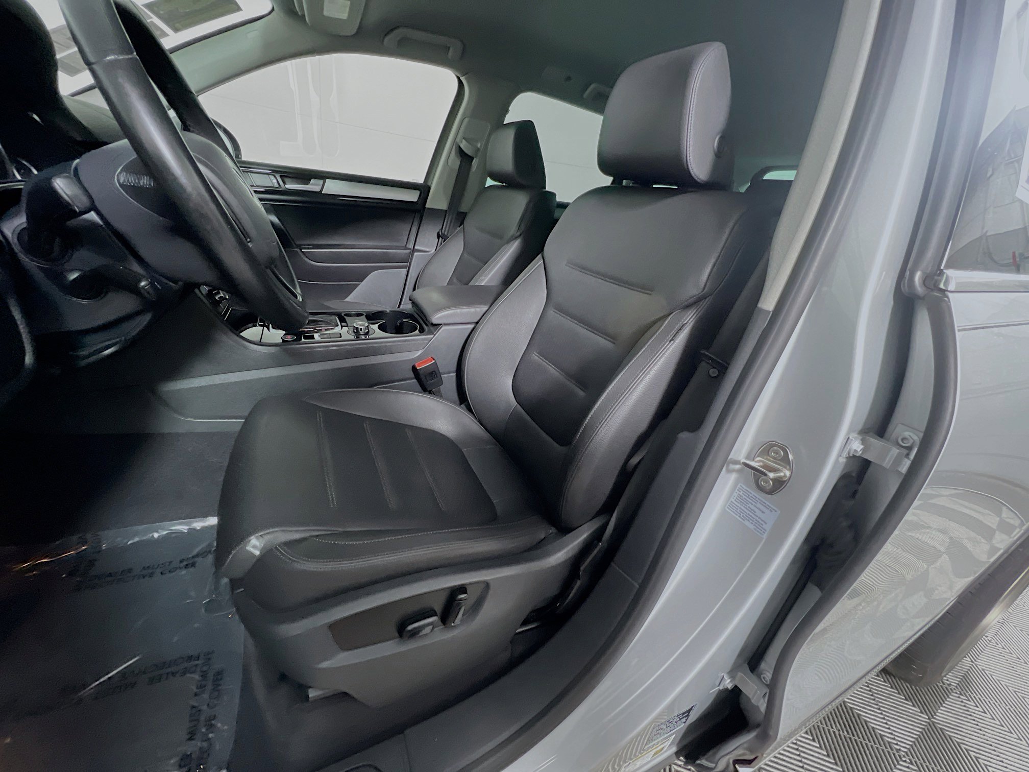 Used 2014 Volkswagen Touareg Sport image 15