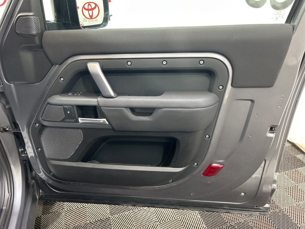 Used 2022 Land Rover Defender 90 X-Dynamic SE image 10