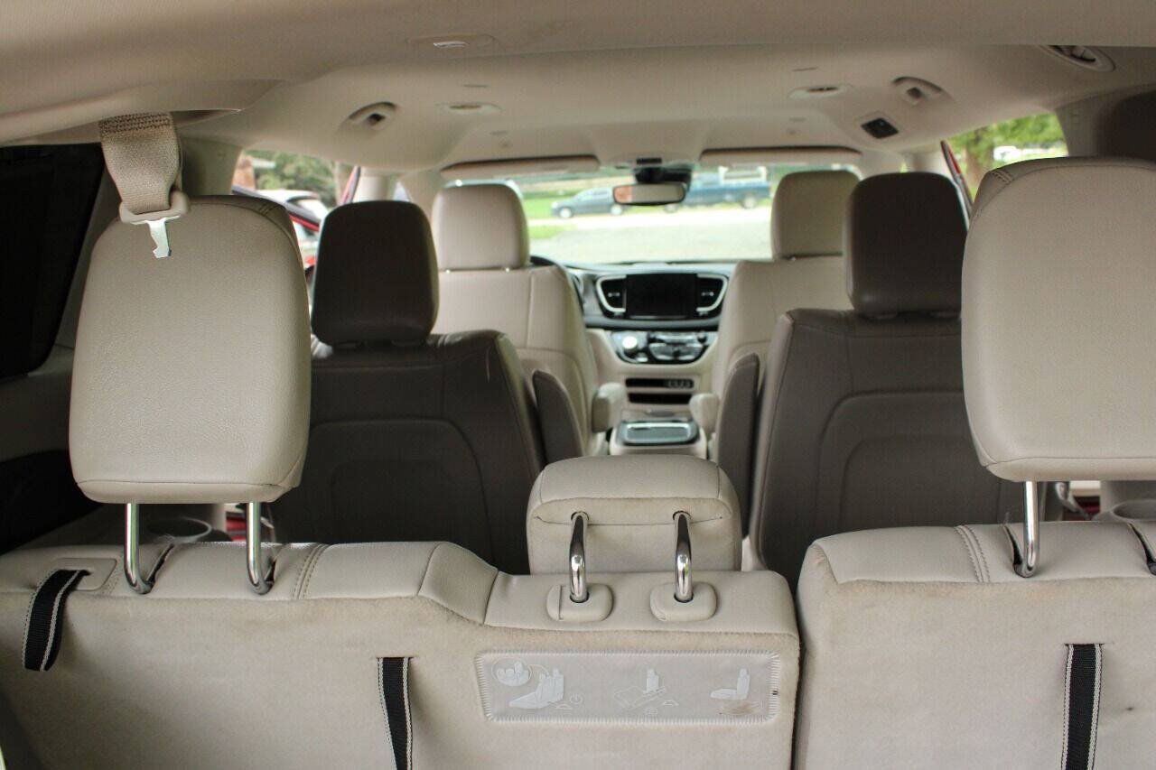 Used 2021 Chrysler Pacifica Touring-L FWD image 26