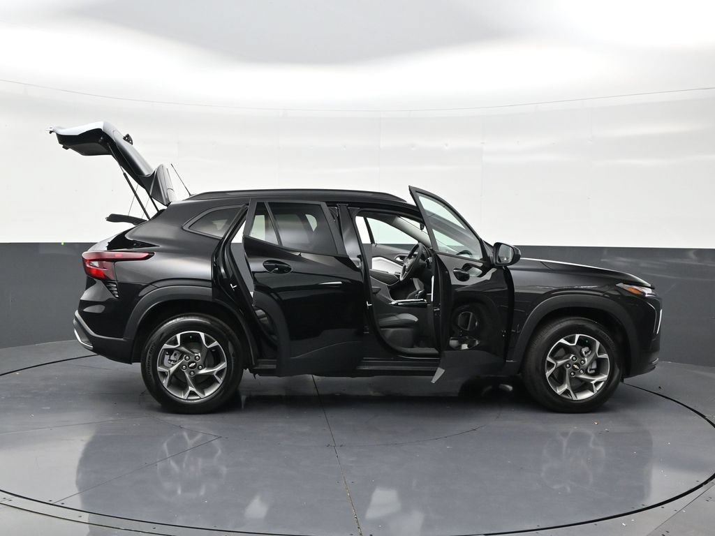 Used 2025 Chevrolet Trax LT FWD image 26