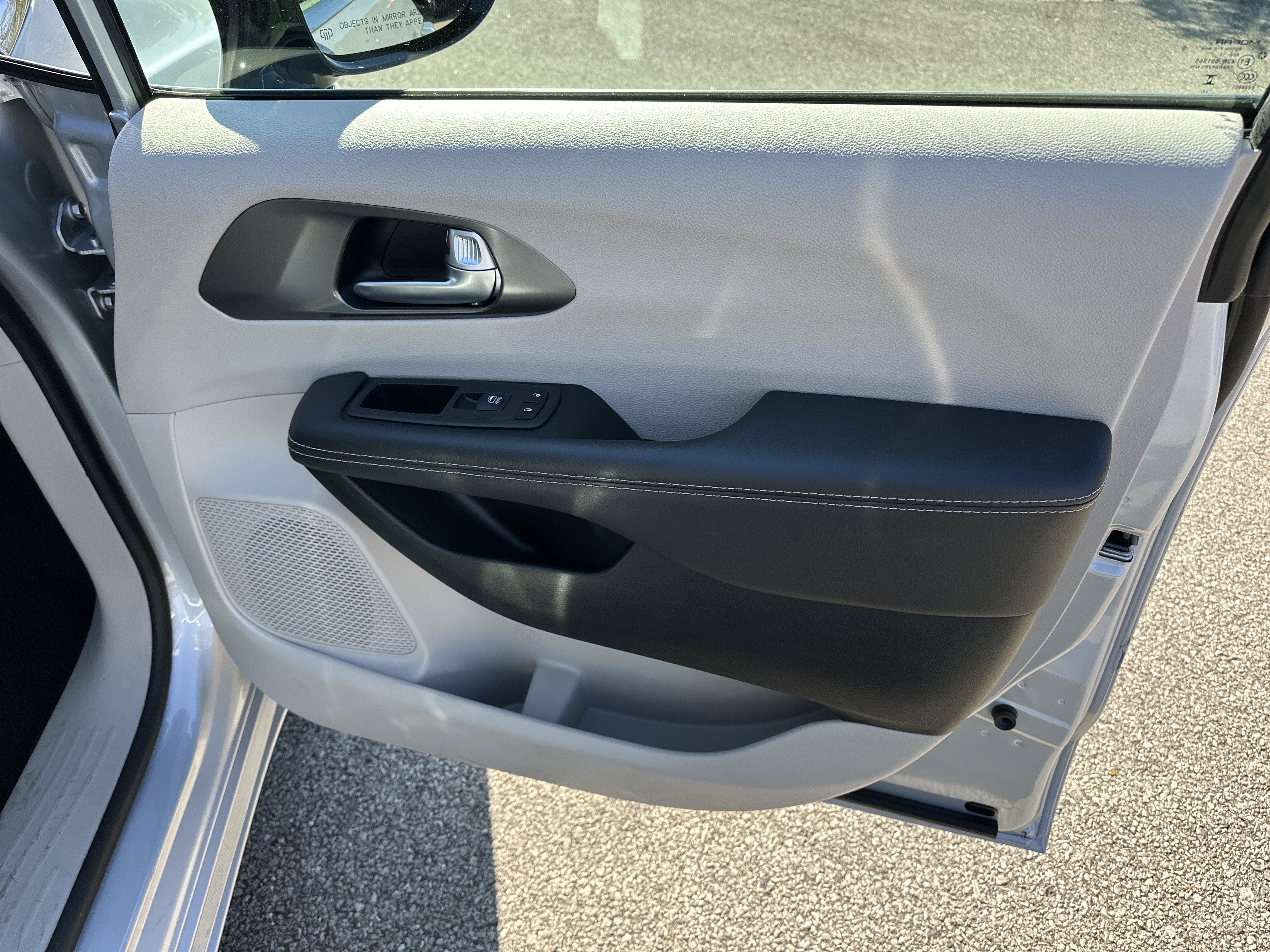 Used 2024 Chrysler Pacifica Touring-L image 16