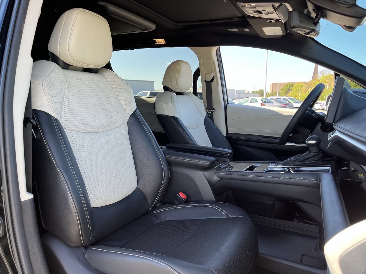Used 2025 Toyota Sienna Platinum FWD image 25