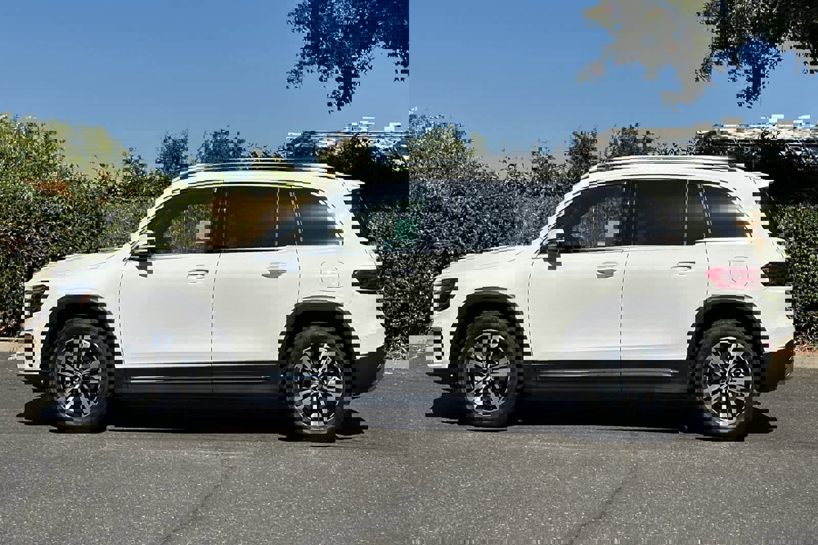 New 2025 Mercedes-Benz GLB 250 image 6