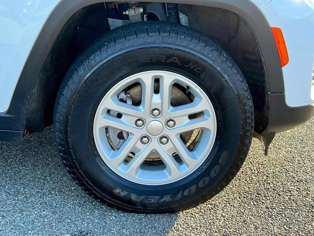 Certified 2023 Jeep Grand Cherokee Laredo w/ Luxury Tech Group I image 8