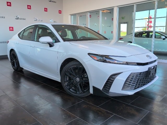 Used 2025 Toyota Camry SE image 2