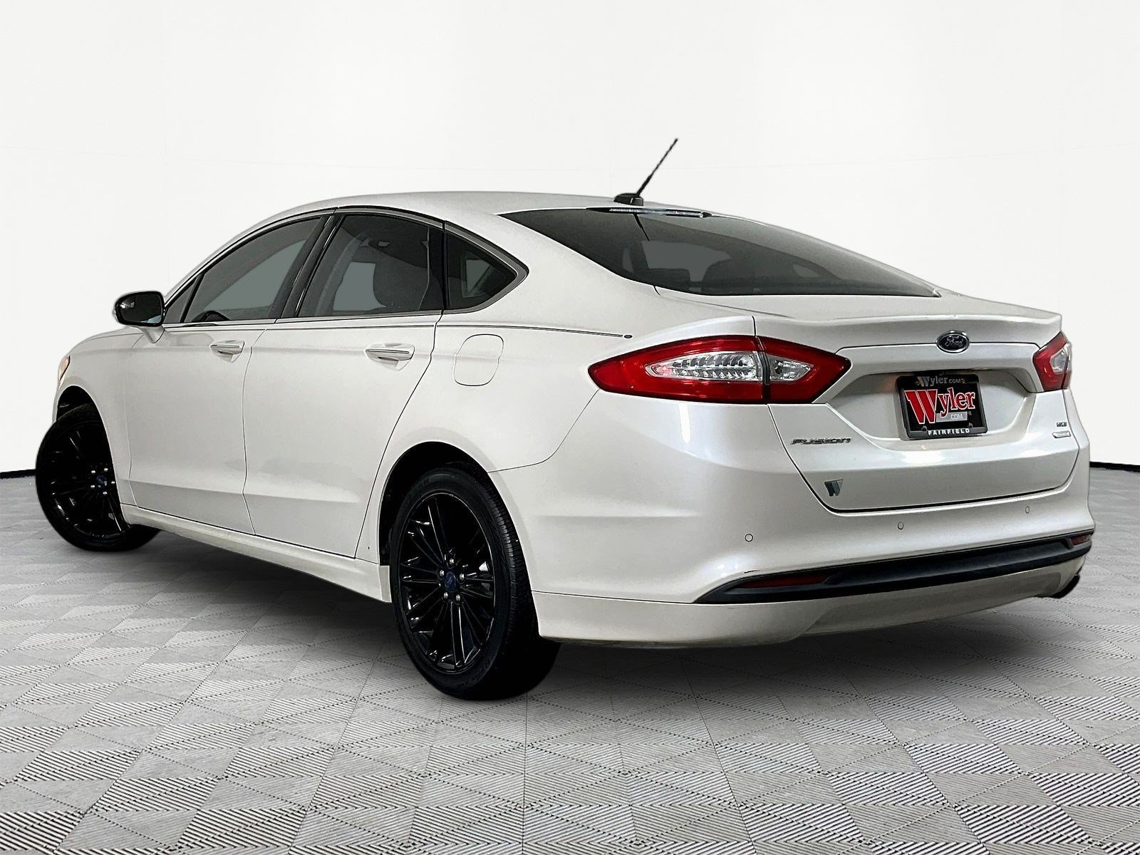 Used 2016 Ford Fusion SE w/ Equipment Group 202A FWD image 4