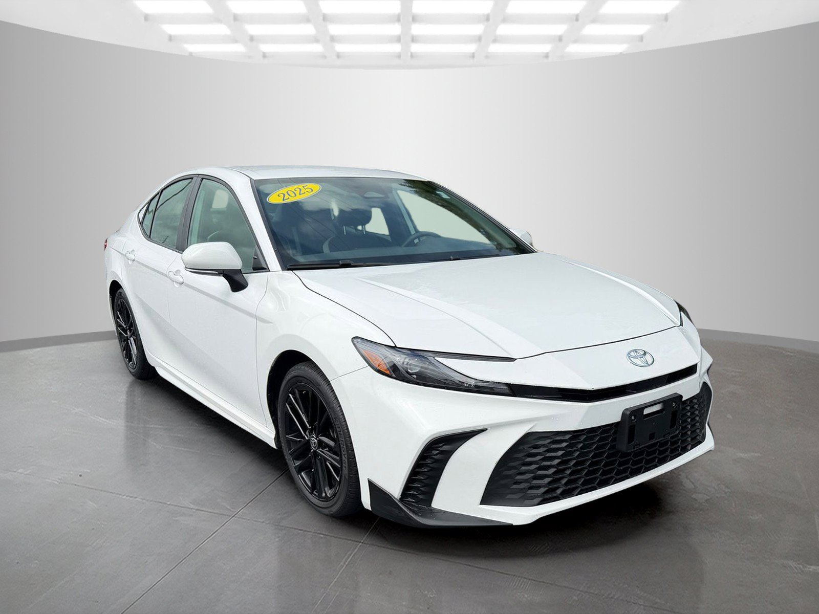 Used 2025 Toyota Camry SE FWD image 5