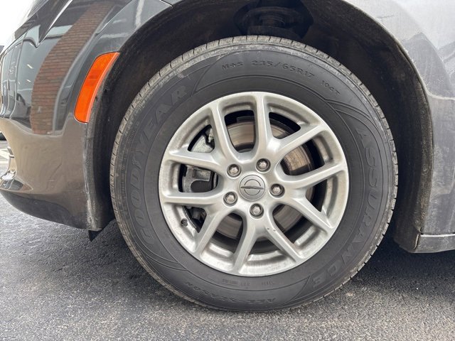 Used 2023 Chrysler Voyager LX image 3