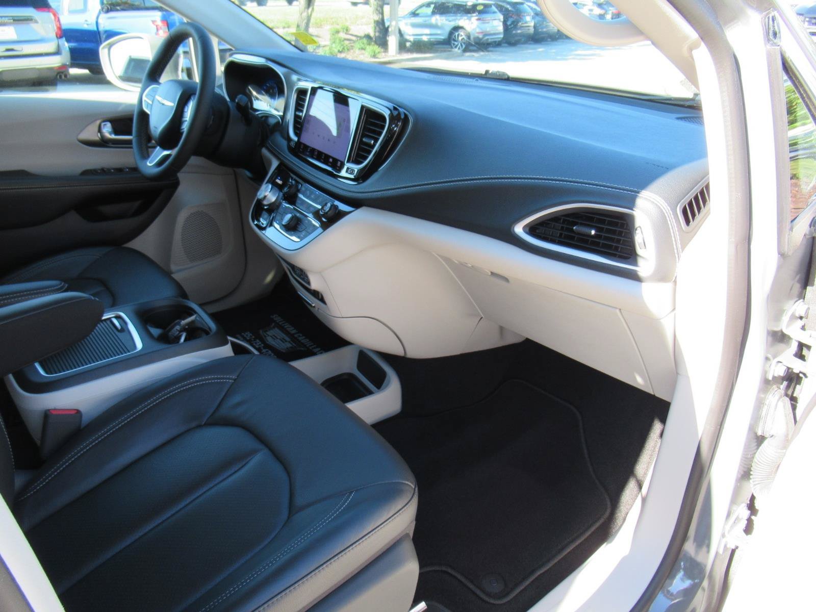 Used 2022 Chrysler Pacifica Touring-L AWD/4WD image 11