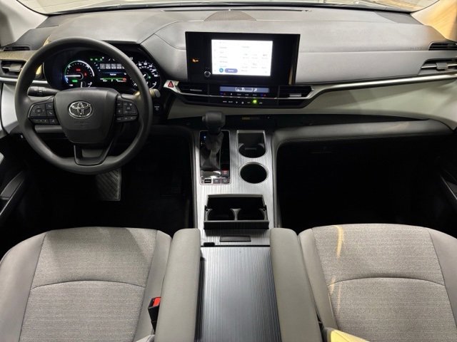 Used 2025 Toyota Sienna LE image 12