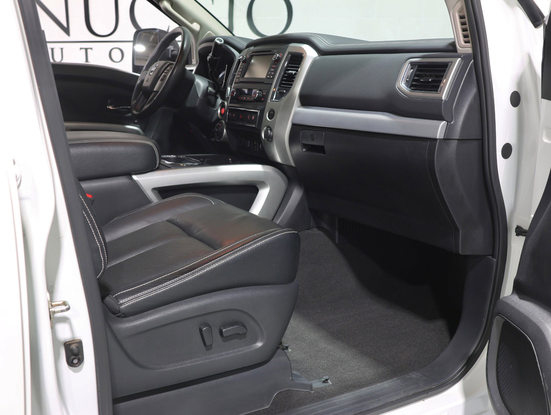 Used 2017 Nissan Titan PRO-4X w/ Pro-4x Convenience Package image 50