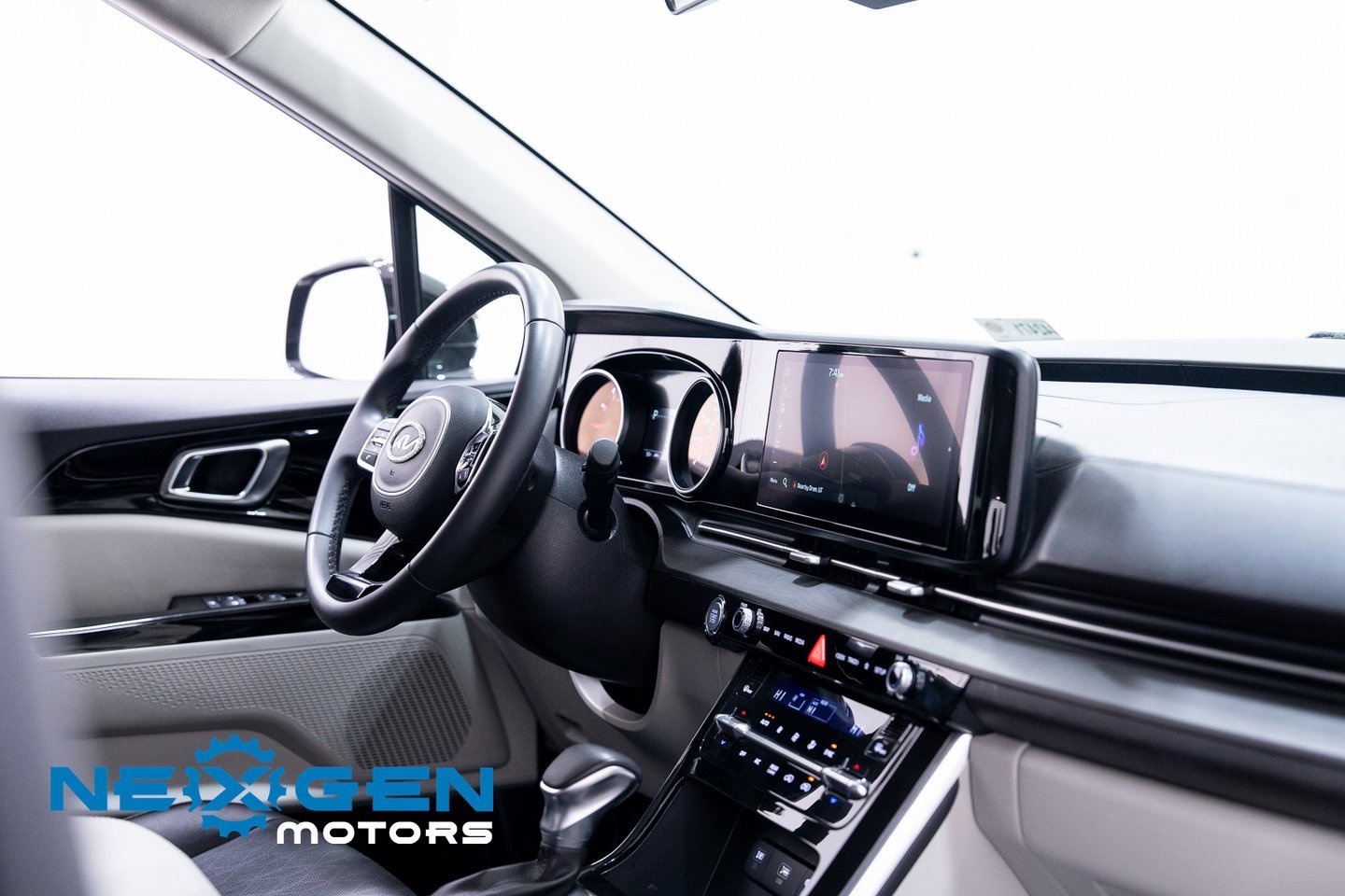 Used 2024 Kia Carnival EX image 48