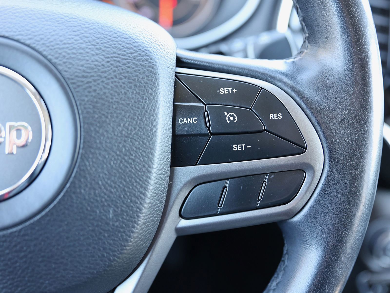 Used 2019 Jeep Cherokee Limited image 40