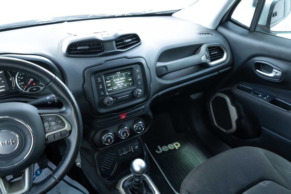 Used 2015 Jeep Renegade Latitude FWD image 17