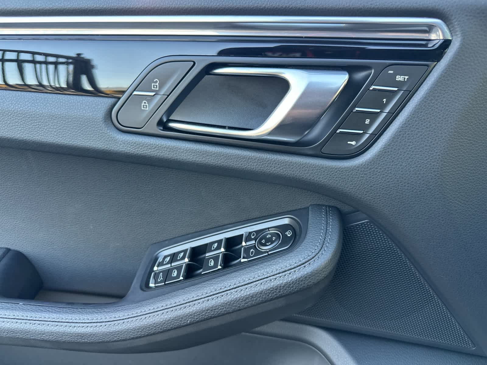 Certified 2025 Porsche Macan AWD/4WD image 12
