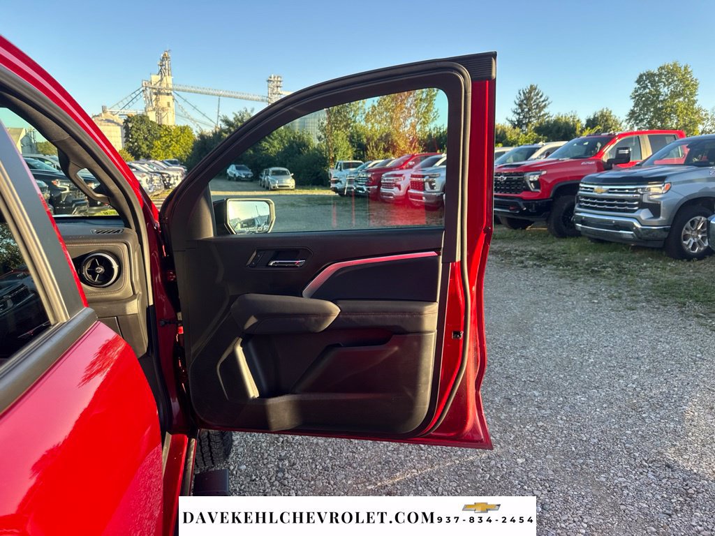 Used 2025 Chevrolet Colorado Z71 w/ Technology Package AWD/4WD image 28