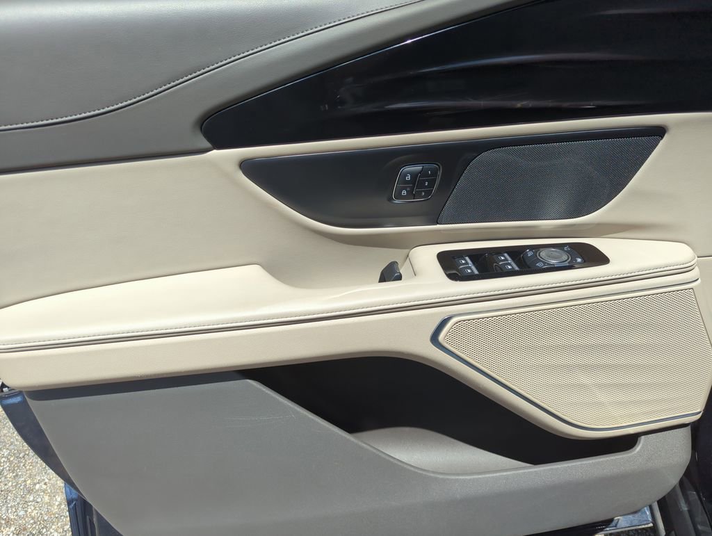 Used 2024 Lincoln Nautilus Premier image 17