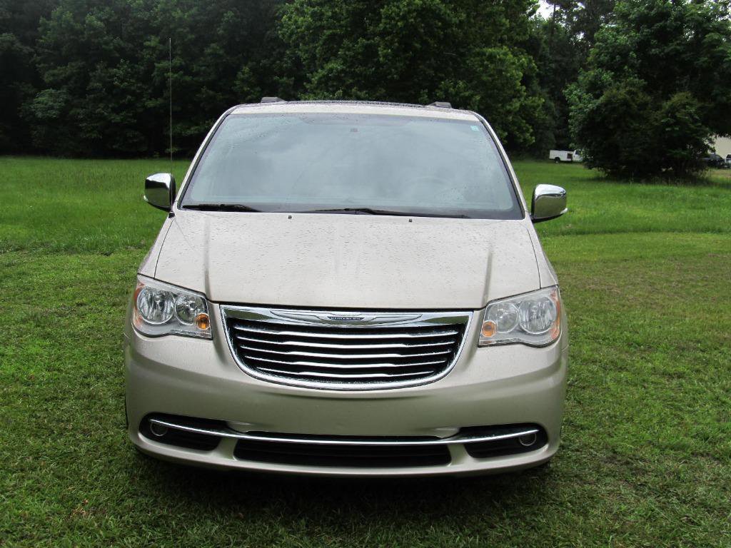 Used 2016 Chrysler Town & Country Touring-L image 9