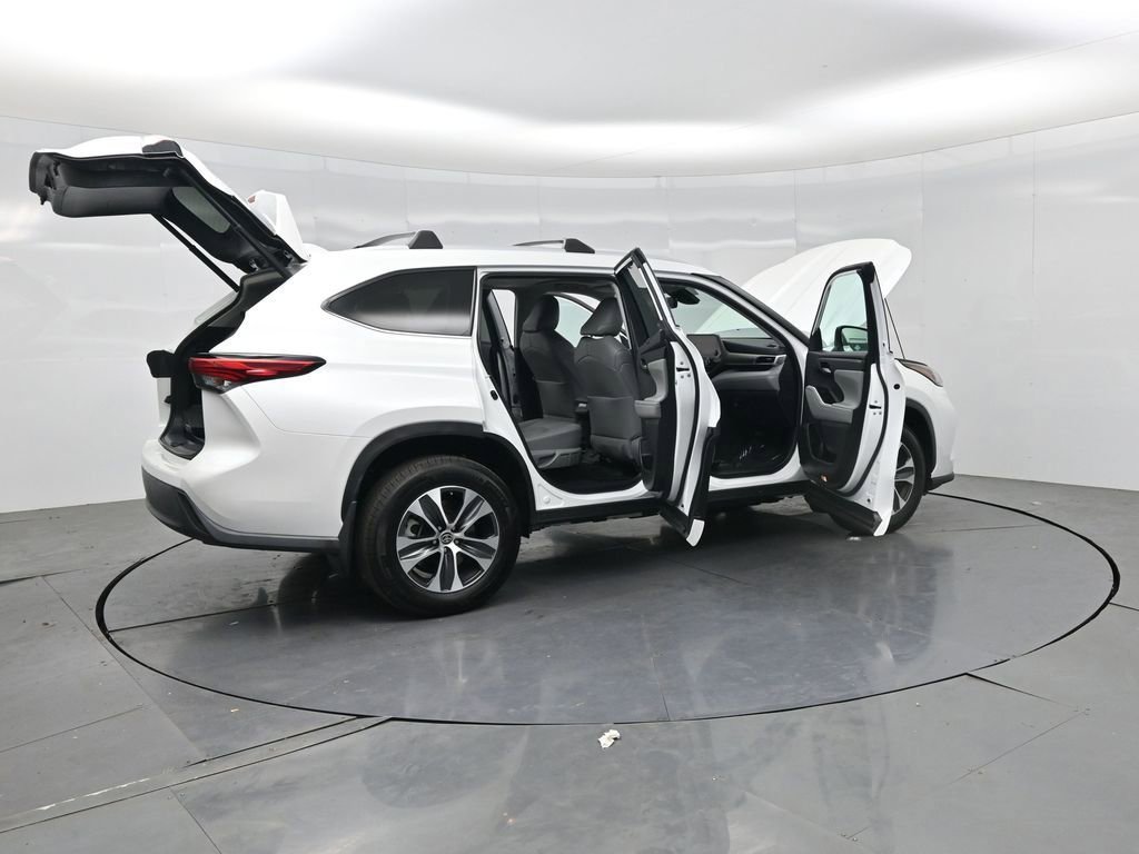 Used 2023 Toyota Highlander XLE AWD/4WD image 4
