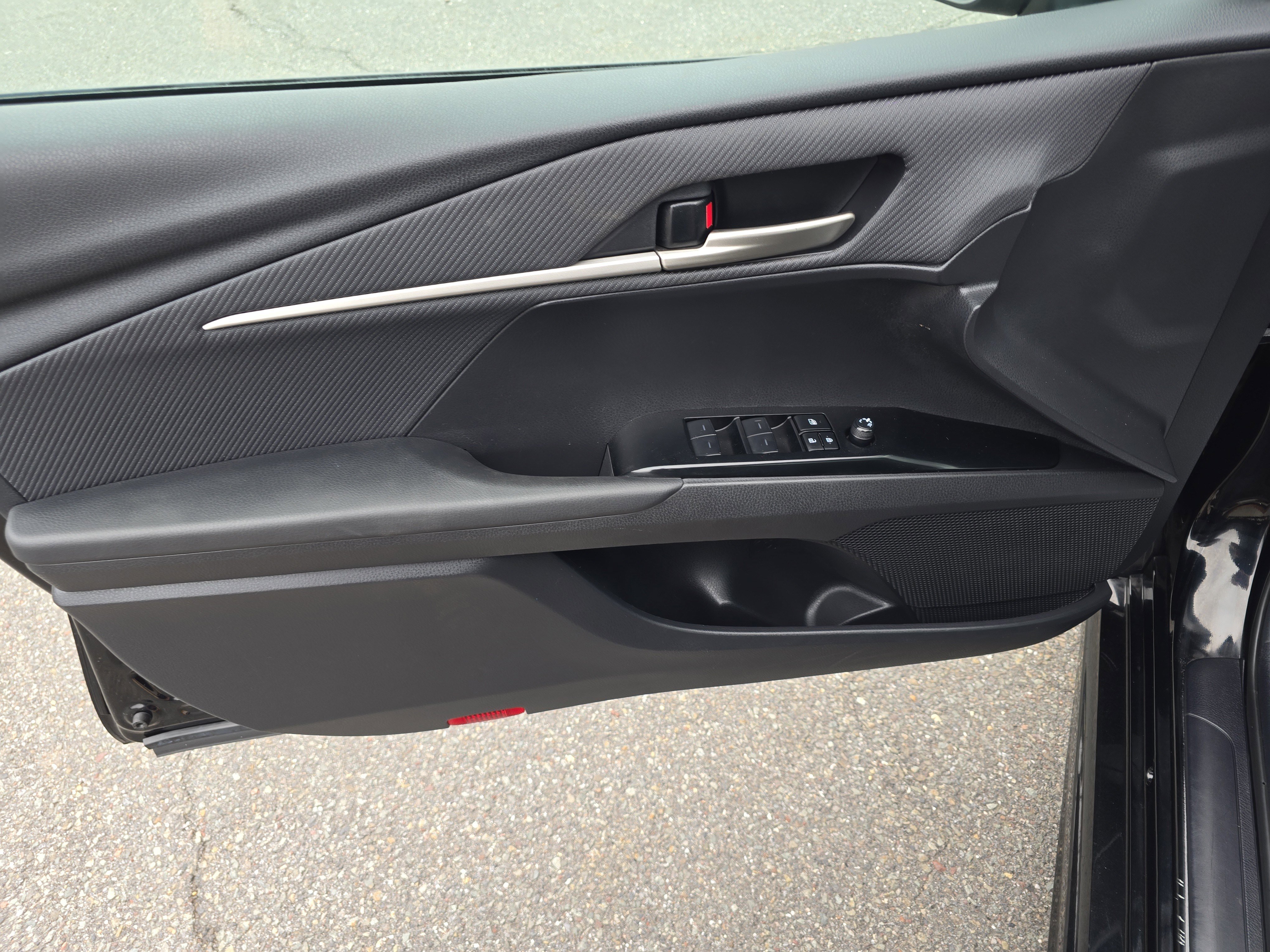 Used 2025 Toyota Camry SE FWD image 16