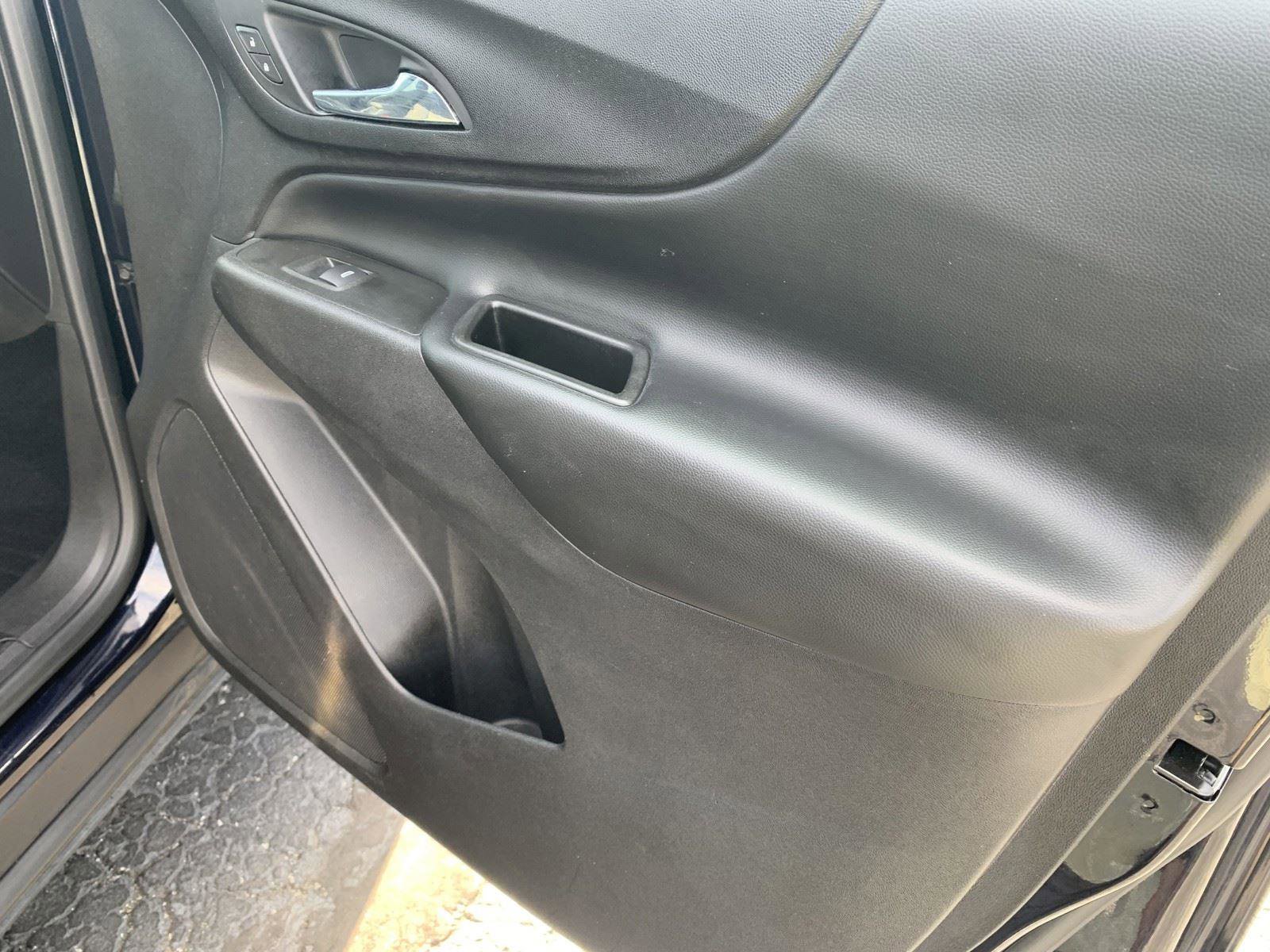 Used 2020 Chevrolet Equinox LT w/ Driver Convenience Package image 11