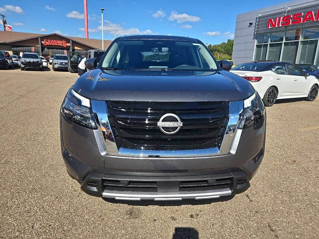 New 2025 Nissan Pathfinder SL image 2